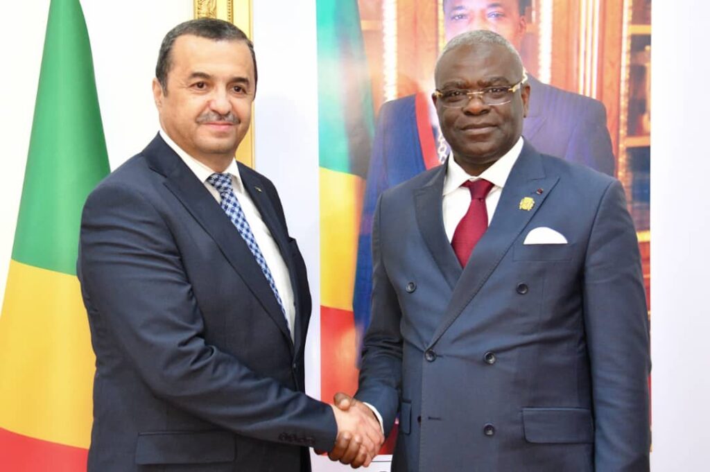 Le Premier Ministre, Chef du Gouvernement, Anatole Collinet Makosso a reçu en audience une délégation algérienne conduite par M. Mohamed Arkab