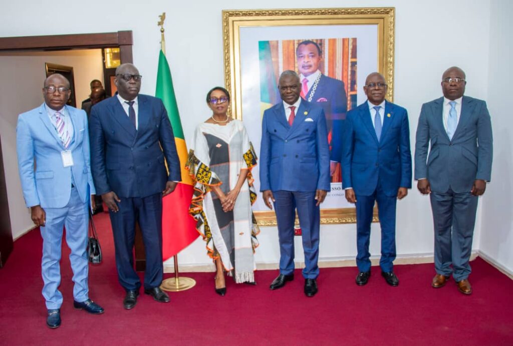 La directrice régionale de l'OMS pour l'Afrique, le Dr Matsidiso Rébecca Moeti, dont le mandat touche à sa fin, a été reçue en audience par le Premier Ministre, Chef du Gouvernement Anatole Collinet MAKOSSO, en présence du Ministre de la Santé et de la Population.

Pour la Directrice Régionale, dont le siège est à Brazzaville, c'était un honneur de rencontrer le Premier Ministre afin de lui transmettre un message de gratitude et de reconnaissance pour le soutien apporté à l'OMS par le Congo au cours de ces dernières années. 

Lors de cette rencontre, le Dr Moeti a informé aussi le Premier Ministre de la prochaine réunion annuelle du Comité régional qui  réunira tous les ministres de la Santé d'Afrique travaillant avec l'OMS. Cette réunion sera présidée par le Président de la République, S.E.M Denis SASSOU-N’GUESSO.