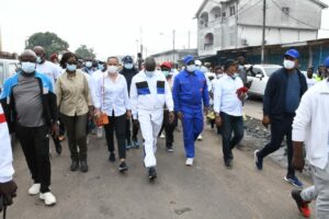 assainir et à embellir nos villes et campagnes, le Premier Ministre, Chef du Gouvernement Anatole Collinet MAKOSSO est descendu sur le terrain.