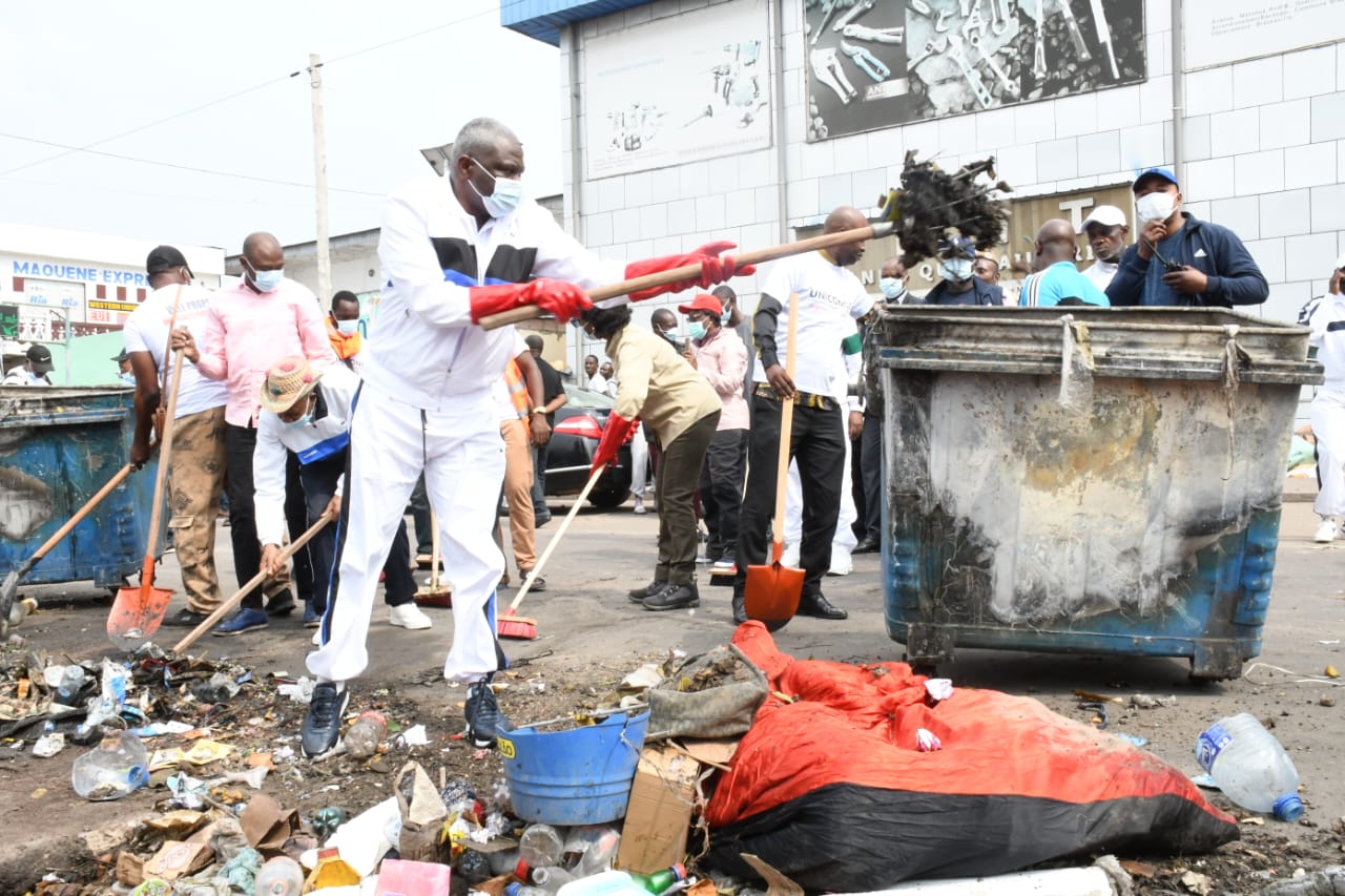 assainir et à embellir nos villes et campagnes, le Premier Ministre, Chef du Gouvernement Anatole Collinet MAKOSSO est descendu sur le terrain.