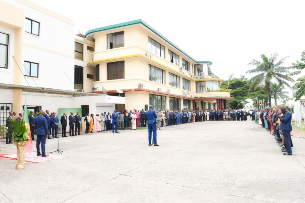 Anatole Collinet MAKOSSO, lors d’une réunion convoquée dès 8h00 ce lundi avec l’ensemble de son personnel