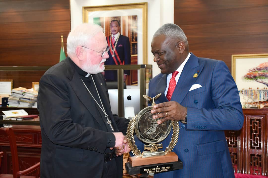 Le Premier Ministre, Chef du Gouvernement Anatole Collinet MAKOSSO a reçu en audience S.E.Monseigneur Paul Richard GALLAGHER, Secrétaire du Saint-Siège